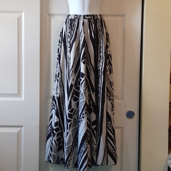 MINT GREEN  BLACK & WHITE MAXI SKIRT, SIZE MEDIUM - Picture 1 of 5
